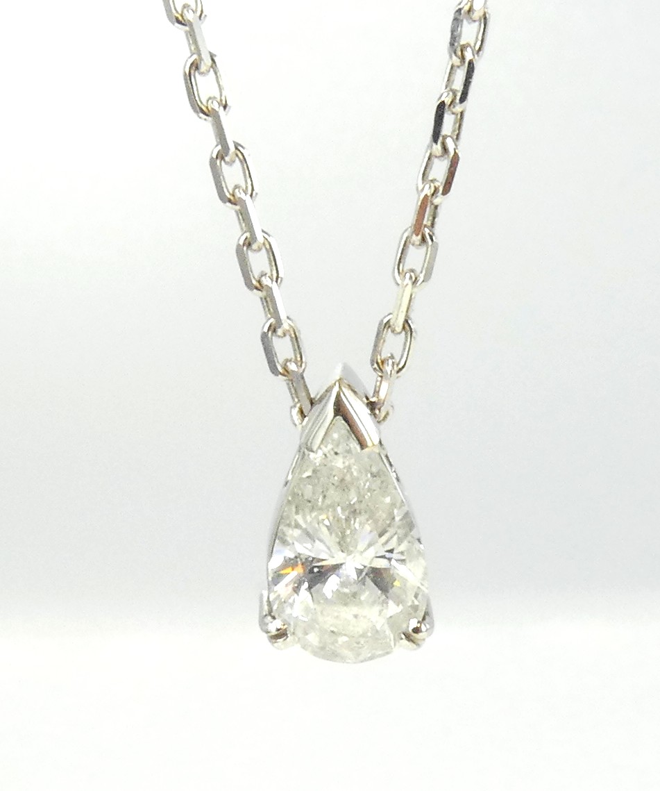 Lot 24 — 1 Collier Or 750 mil. Poinçonné, avec un pendentif serti d'u