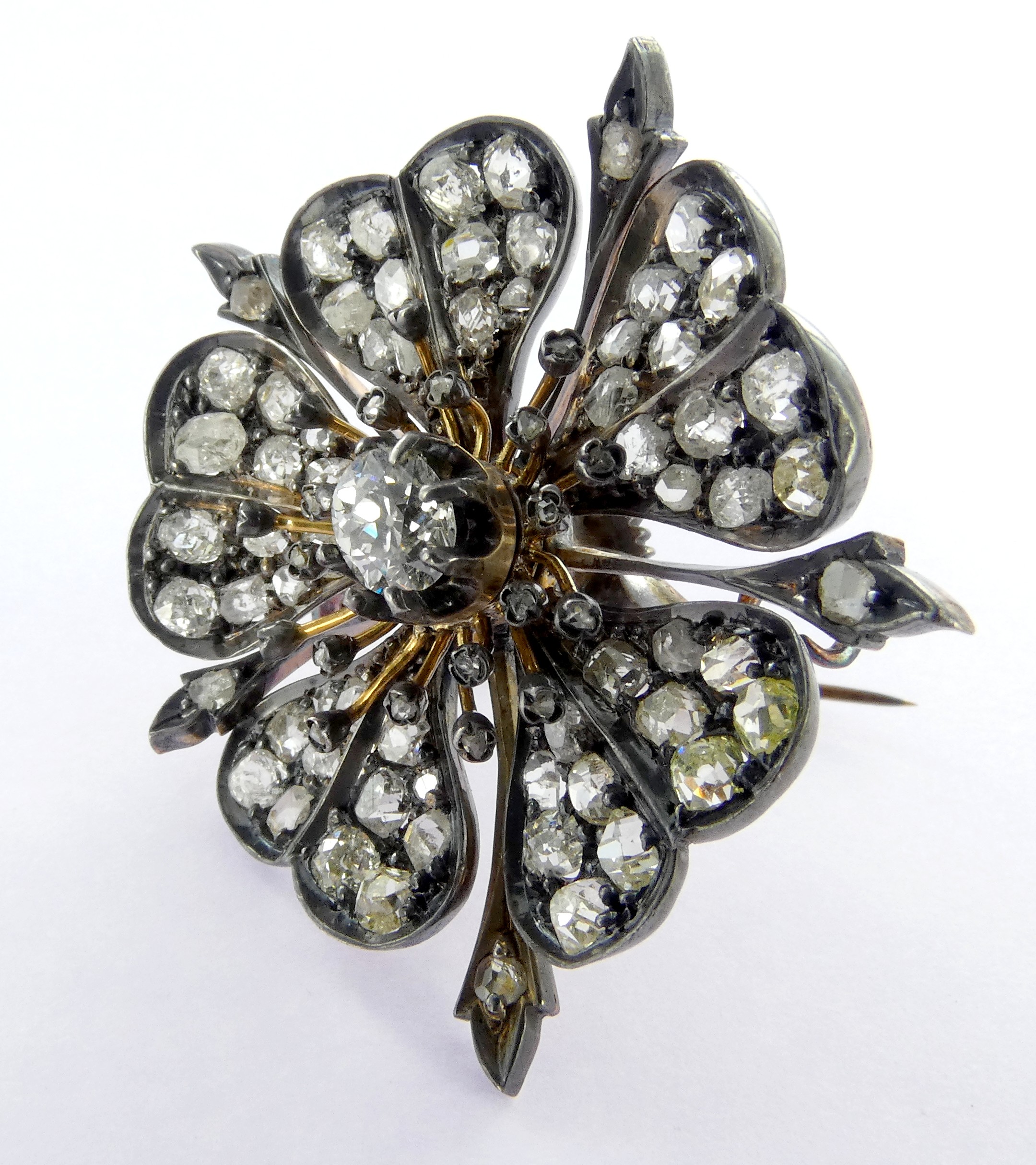 Lot 10 — 1 Broche Or 750 mil. Poinçonnée, oxydée, brillants (1 Carat 